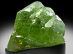 камень хризолит, минерал хризолит, месторождения хризолита, украшения с хризолитом